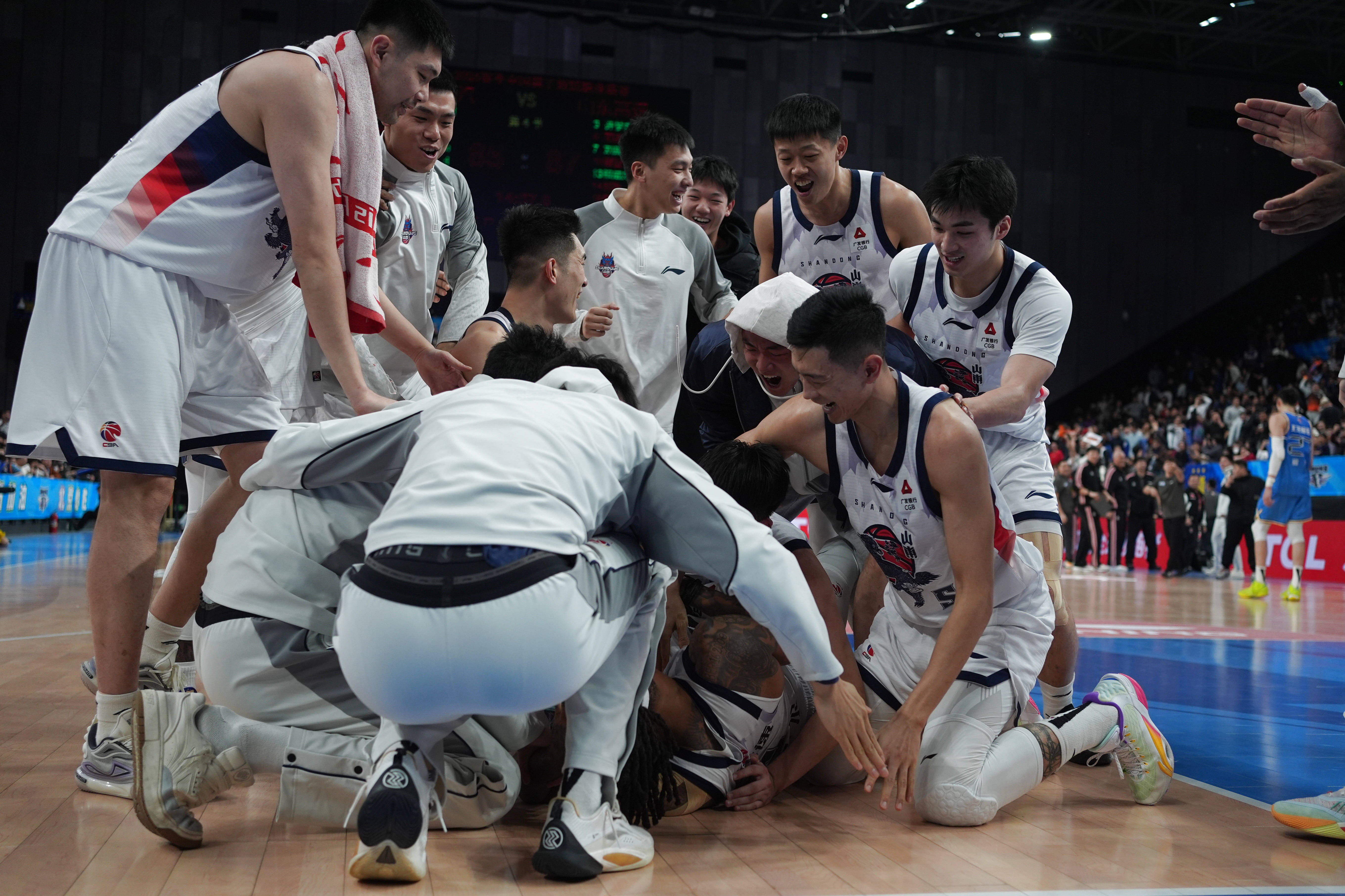 九游体育官方网站-包含上海海港门线救险备战CBA常规赛底特律活塞赛前造点机会，现场解说直呼：新疆广汇围绕法甲防线松动的词条